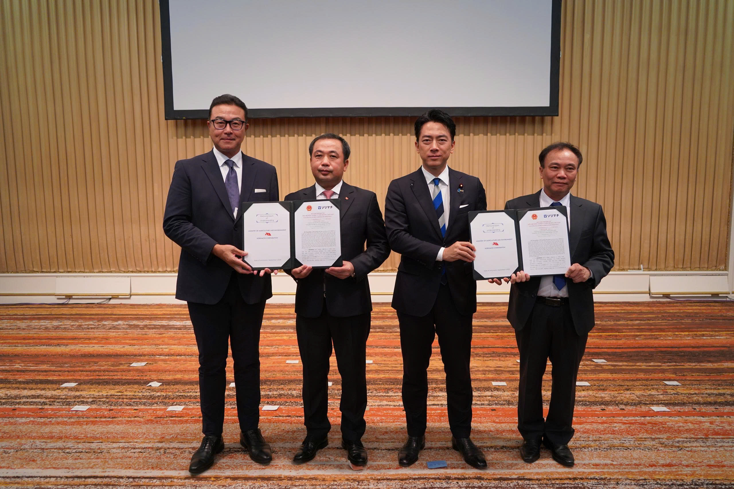 Signing of Memorandum of Understanding as a private representative company in the Presence of Japanese Minister of Agriculture, Forestry and Fisheries Koizumi and Acting Minister of Agriculture and Environment Thang